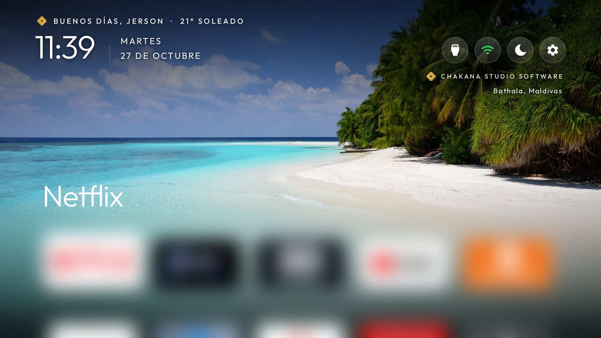 Pantalla de inicio con saludo, hora, clima y foto de playa